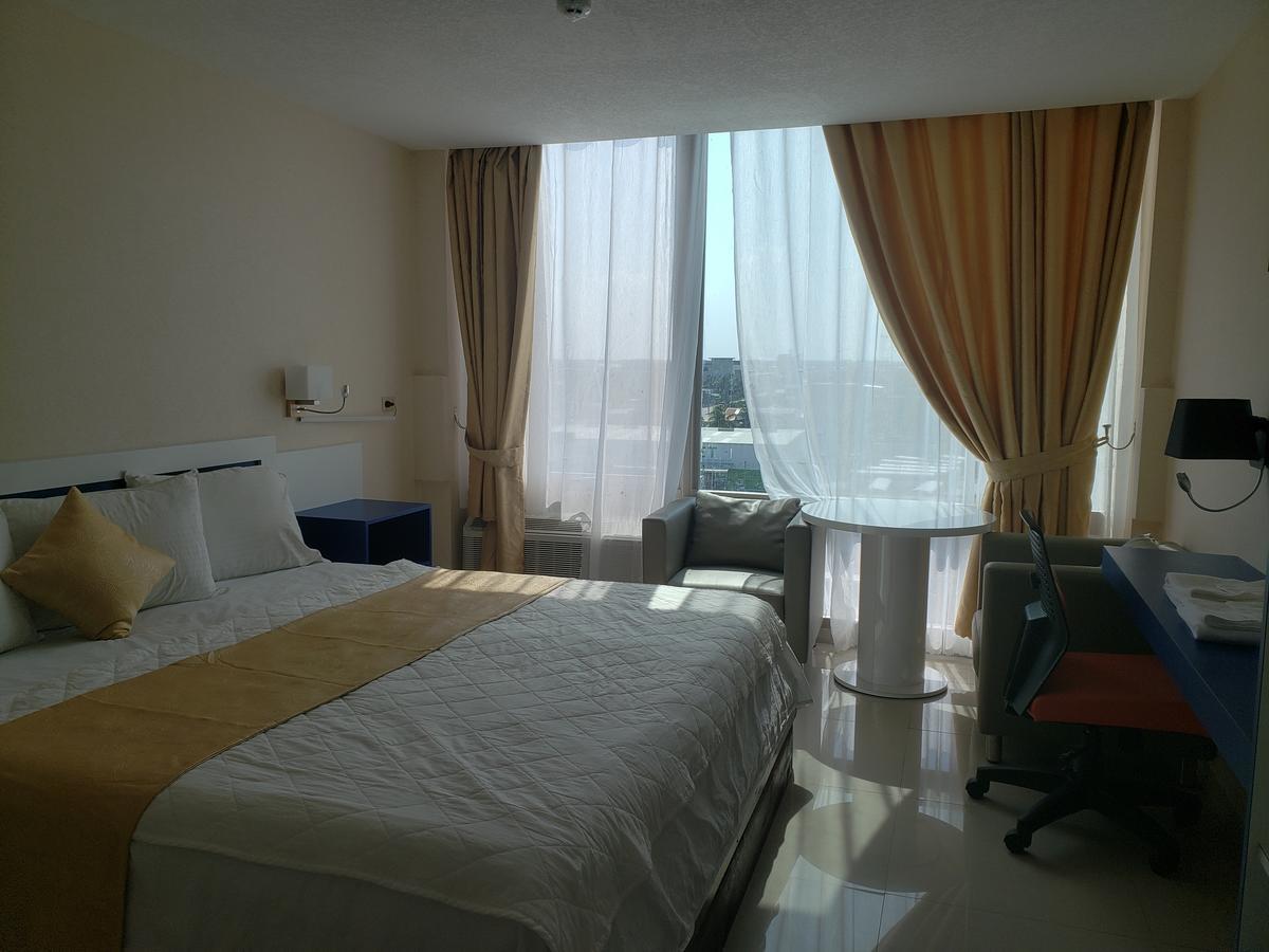 Golden Tree Hotel ベリーズシティ エクステリア 写真
